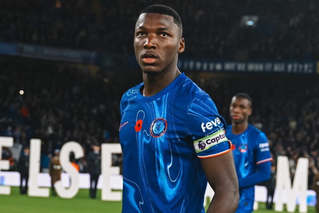 Moisés Caicedo durante un partido con el Chelsea de Inglaterra.