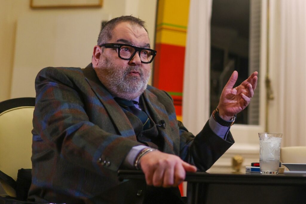 Fotografía de archivo del 26 de septiembre de 2022 del periodista argentino Jorge Lanata hablando durante una entrevista con EFE.