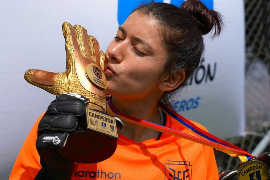 Kathya Mendoza con el trofeo del Torneo de Arqueras de la Federación Ecuatoriana de Fùtbol (FEF) de 2024.