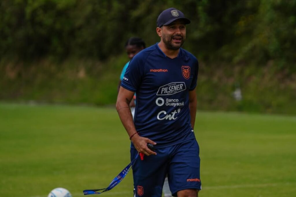 Andrés Usme en un entrenamiento de la Selección Femenina de Ecuador.