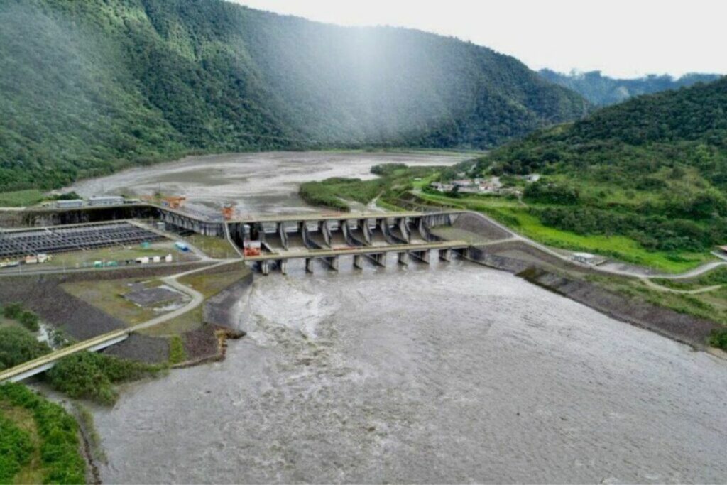 Captación de agua a la central Coca Codo Sinclair. Esta hidroeléctrica tiene una capacidad instalada de 1500 MW.