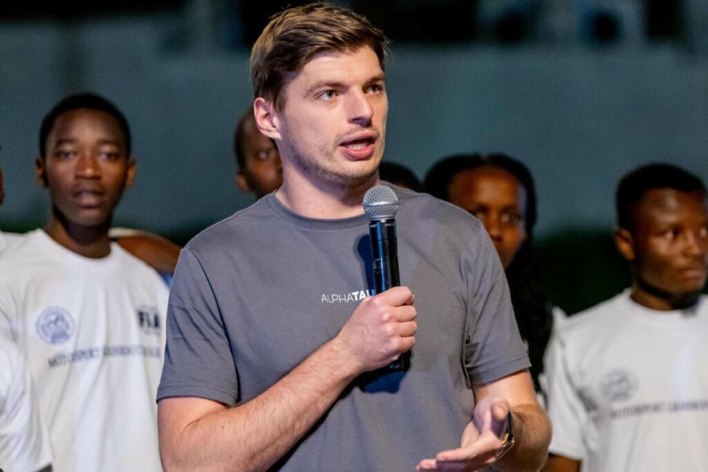 El cuatro veces campeón mundial de pilotos de Fórmula 1, Max Verstappen, habla mientras realiza el servicio comunitario ordenado por la FIA en Kigali, Ruanda.