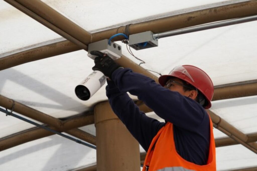Instalación de cámaras de video vigilancia en las estaciones de transporte municipal, en este 2024. Foto: Municipio de Quito