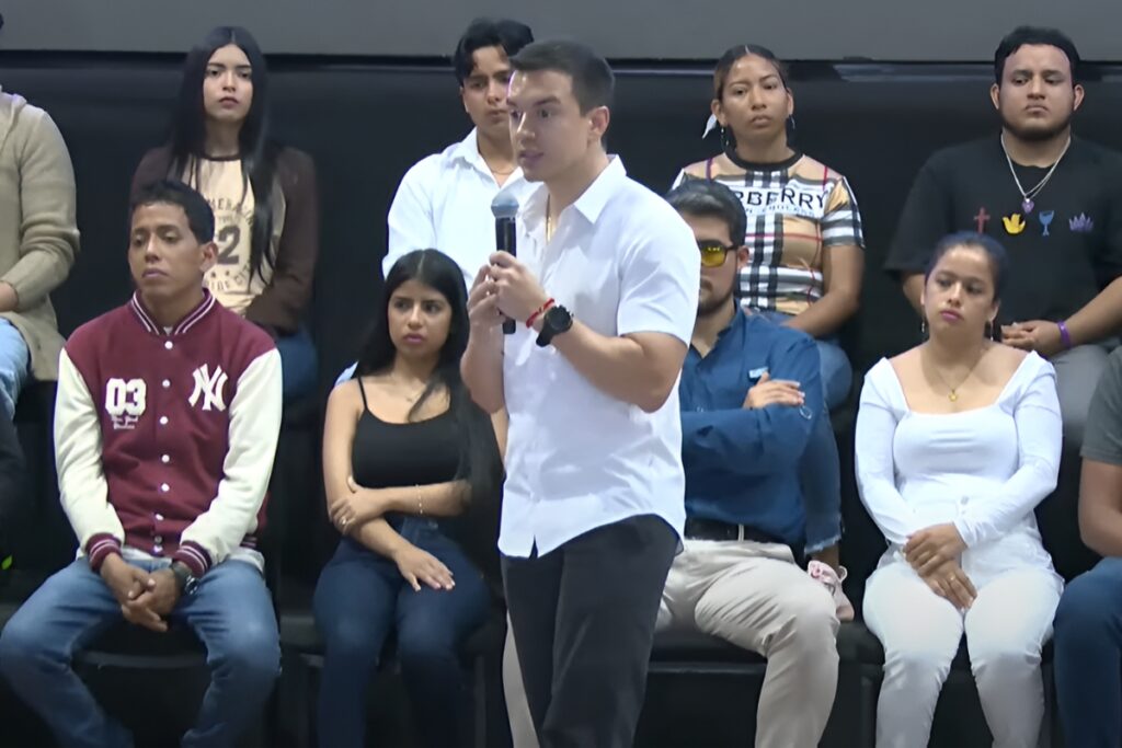 Daniel Noboa explicando el programa 'Jóvenes en Acción' en la ciudad de Guayaquil.