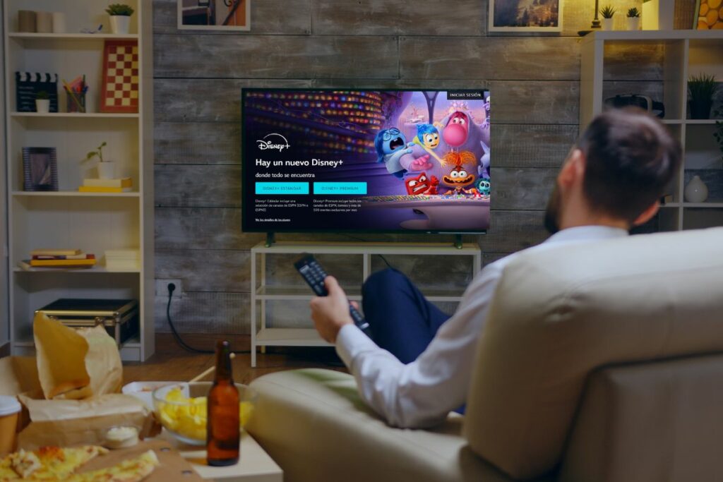 Disney+ justifica el ajuste para financiar producción original y mejorar la experiencia. Foto: Freepik.