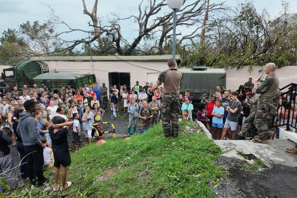 Una fotografía proporcionada por el ejército francés el 15 de diciembre de 2024 muestra a soldados con la población local en el territorio francés de ultramar de Mayotte.