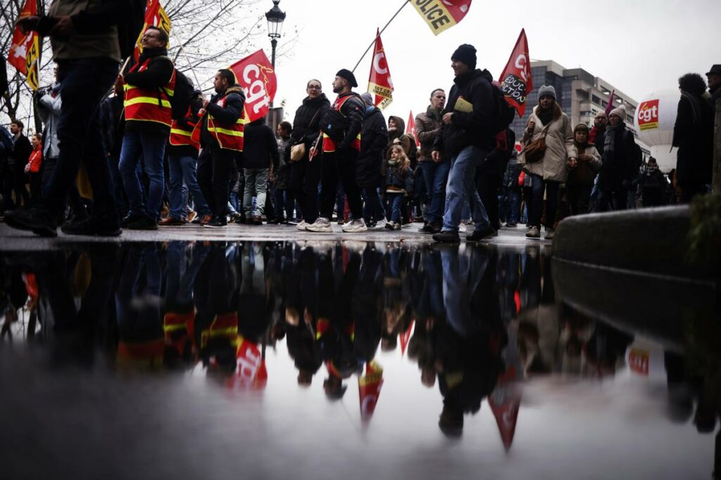 Manifestantes del sindicato CGT caminan durante una manifestación en defensa de los funcionarios públicos y la calidad de los servicios públicos en París, Francia, el 5 de diciembre de 2024.
