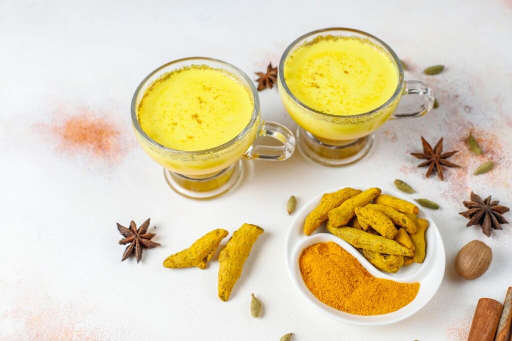 Leche dorada: bebida antiinflamatoria para cuerpo y mente. Foto: Freepik.