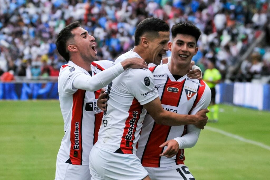 Jugadores de Liga de Quito festejan uno de los goles en el triunfo ante IDV, en la final de ida de la Liga Pro en plenas Fiestas de Quito.