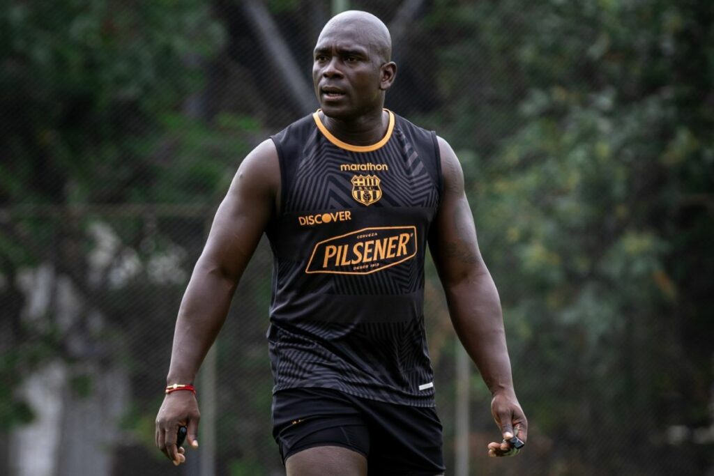 Segundo Alejandro Castillo dirigiendo una práctica de Barcelona SC en 2024.