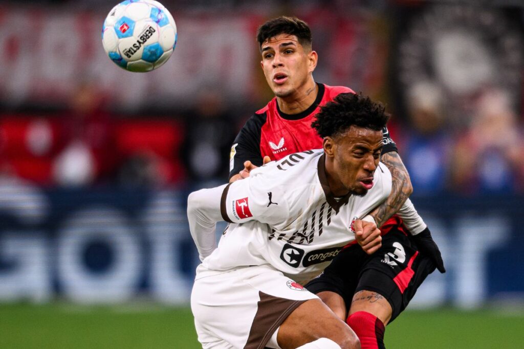 Piero Hincapié disputando el balón en la victoria del Bayer Leverkusen sobre el ST Pauli.