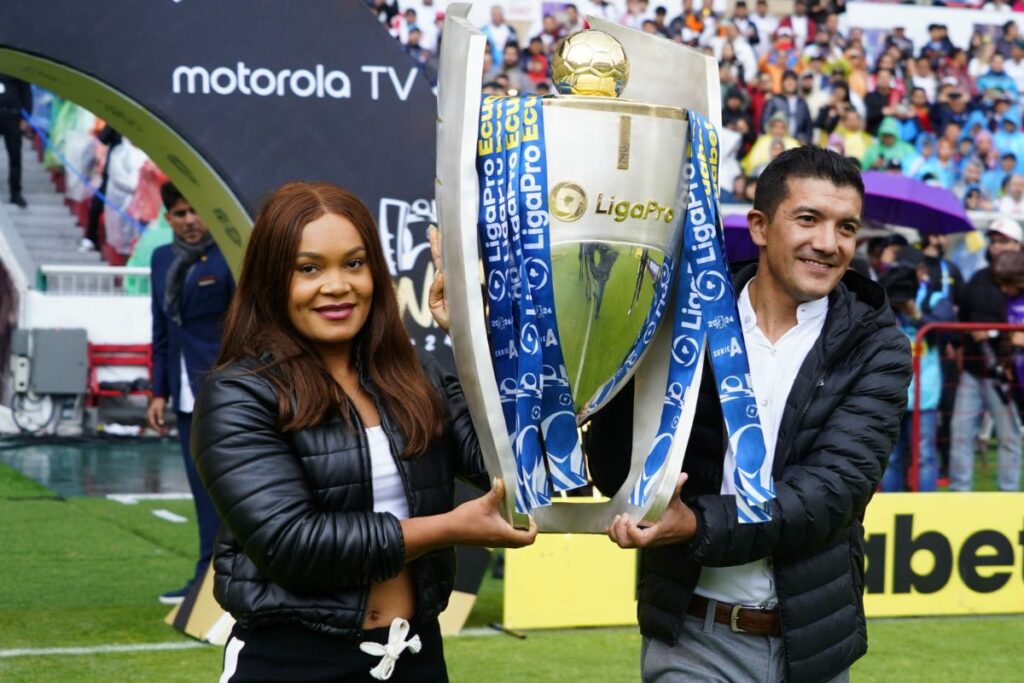 Neisi Dajomes y Richard Carapaz con el trofeo de la Liga Pro en la previa de la final entre Liga de Quito e Independiente del Valle.