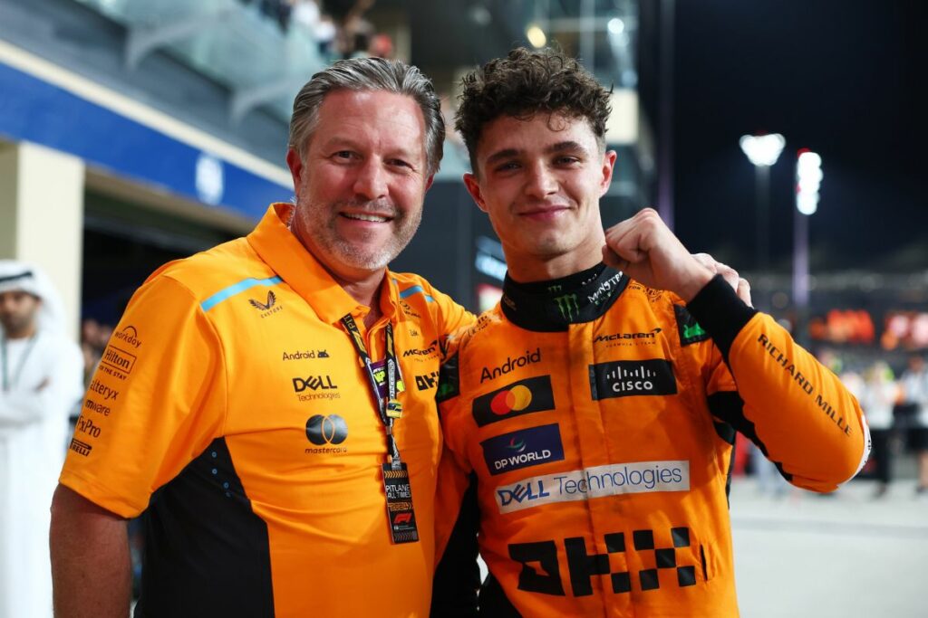 Lando Norris (der.) celebra junto con su equipo la victoria en Abu Dabi y el título en el Mundial de Constructores.