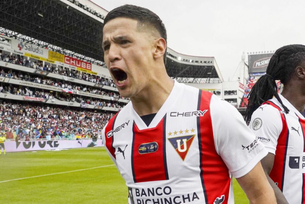 Alex Arce celebrando uno de sus goles contra Independiente del Valle en la final de la Liga Pro 2024.
