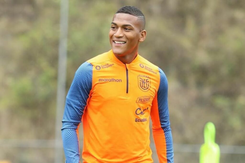 Carlos Gruezo en un entrenamiento con la Selección de Ecuador.