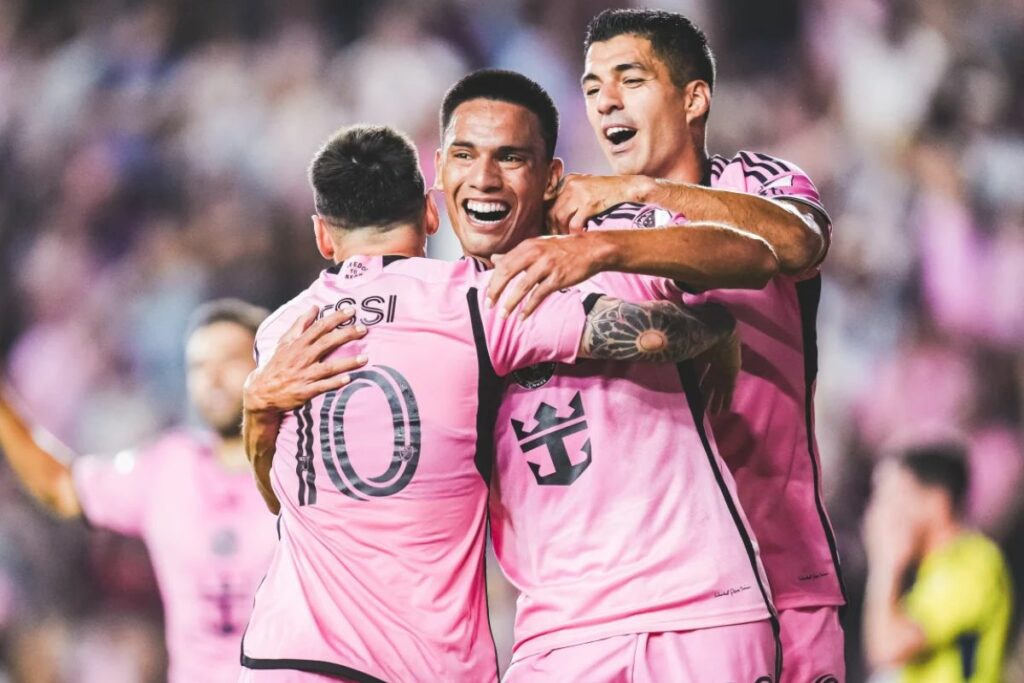 Lionel Messi, Diego Gómez y Luis Suárez festejando un gol con el Inter Miami.