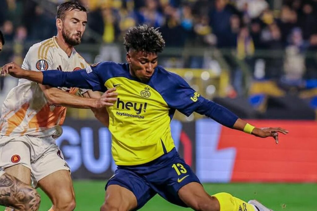 Kevin Rodríguez en un partido de Uefa Europa League 24/25.