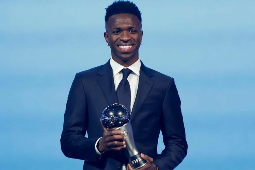 Vinícius Júnior con el Premio The Best al mejor jugador de la FIFA 2024.