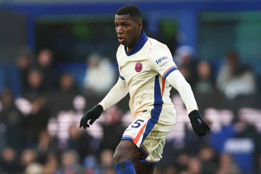 Moisés Caicedo en un partido con el Chelsea.