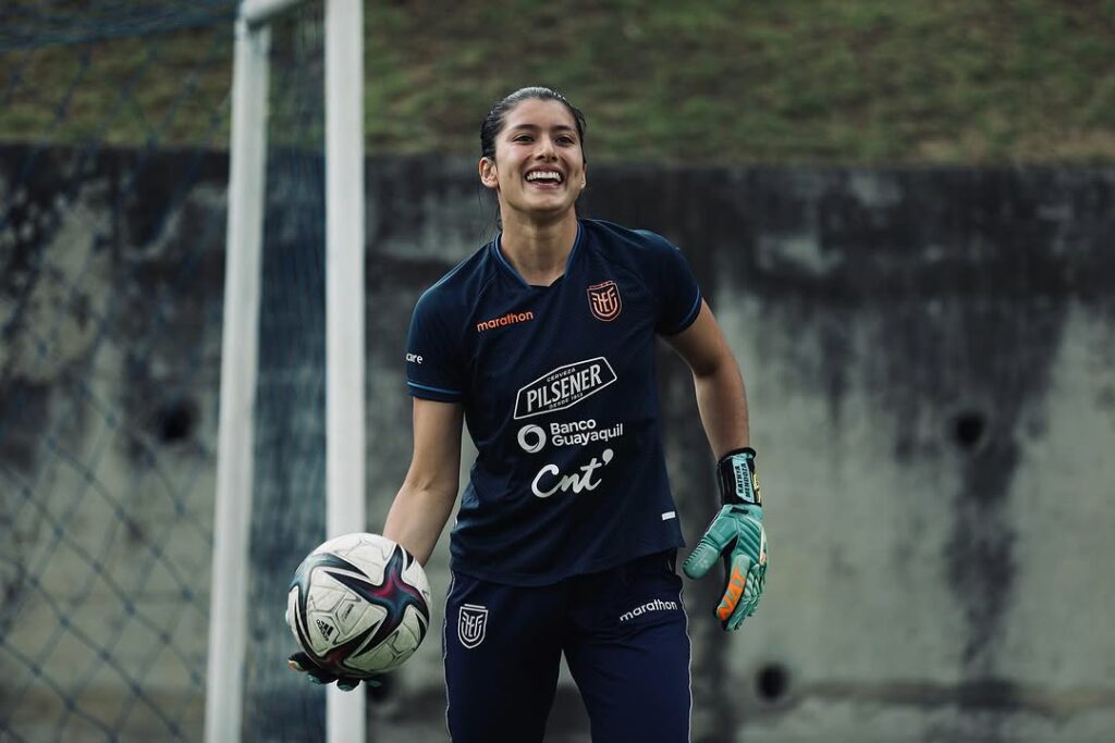 Kathya Mendoza durante un entrenamiento con la Selección de Ecuador.