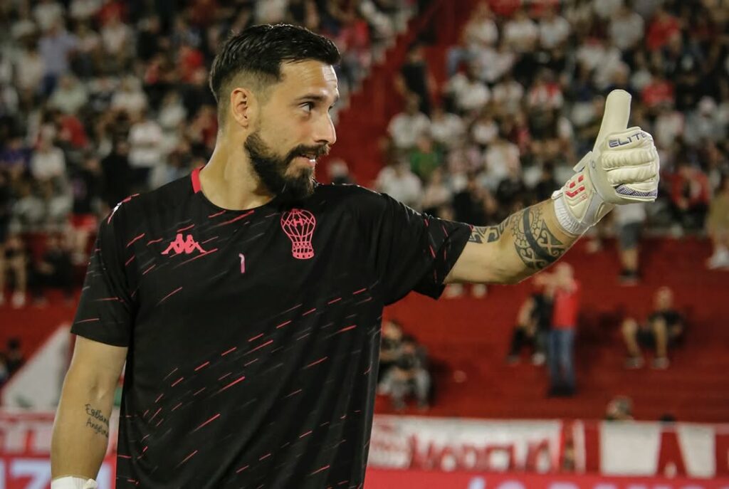 Hernán Galíndez, arquero de la Selección de Ecuador, en un partido de Huracán en Argentina.