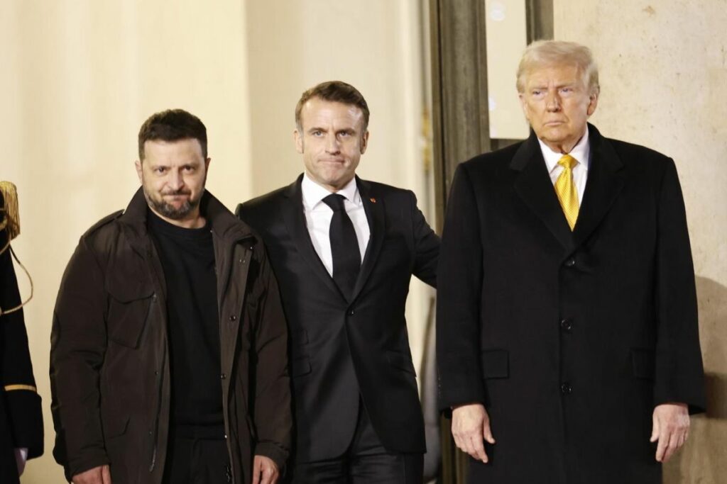 El presidente francés Emmanuel Macron (C), el presidente electo de Estados Unidos, Donald J. Trump (der.) y el presidente ucraniano Volodymyr Zelensky (izq.) abandonan el Palacio del Elíseo para asistir a la ceremonia de reapertura de la Catedral de Notre Dame de París. Foto: EFE