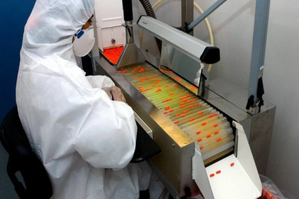 Los medicamentos pasan por múltiples intermediarios desde su etapa de producción hasta que llegan al consumidor final y se van encareciendo en cada fase del proceso.