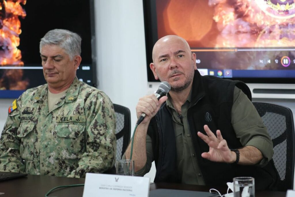 Almirante Jaime Vela, Jefe de Comando Conjunto de las FF.AA.; y El ministro de Defensa, Gian Carlo Loffredo.