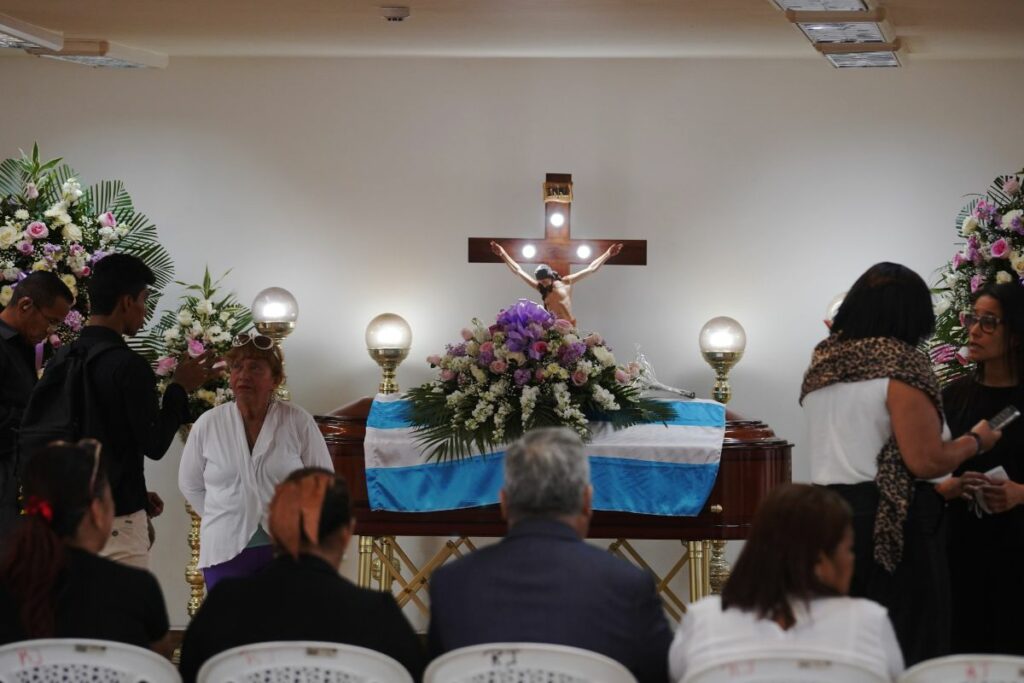 Velorio de la actriz ecuatoriana Amparo Guillén en el Palacio de Cristal.