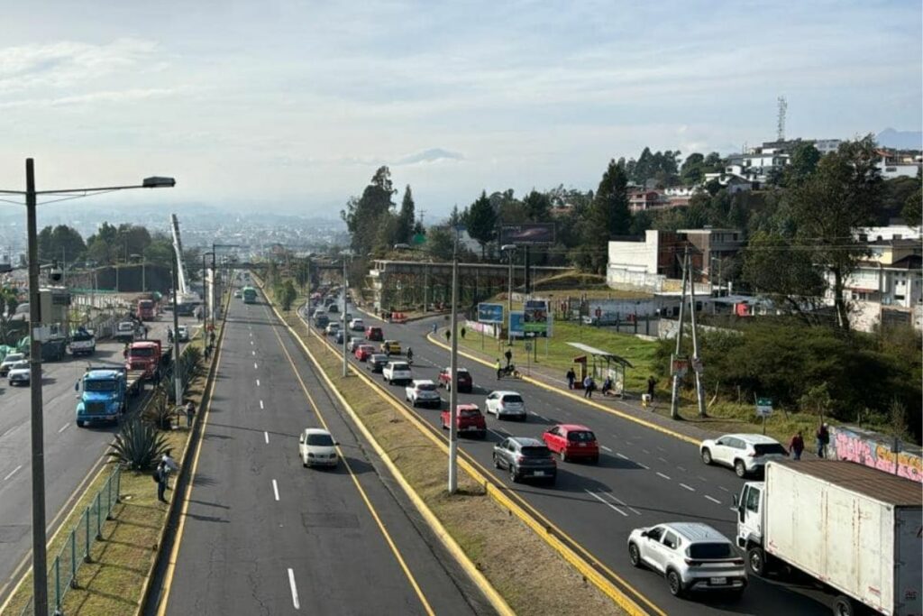 Un intercambiador se construye en la autopista que une a Quito con el Valle de Los Chillos