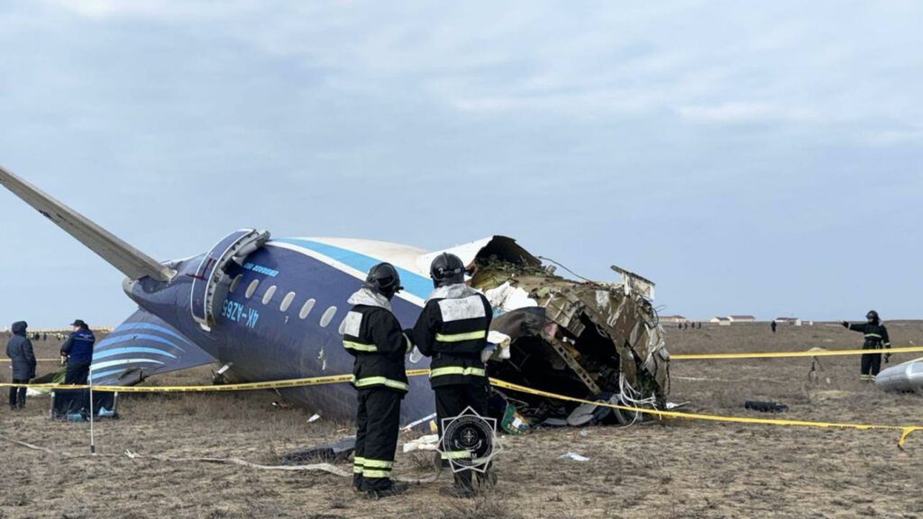 Miembros de los servicios de emergencias trabajan en el rescate de pasajeros de un avión que se estrelló cuando cubría la ruta entre la capital azerbaiyana.