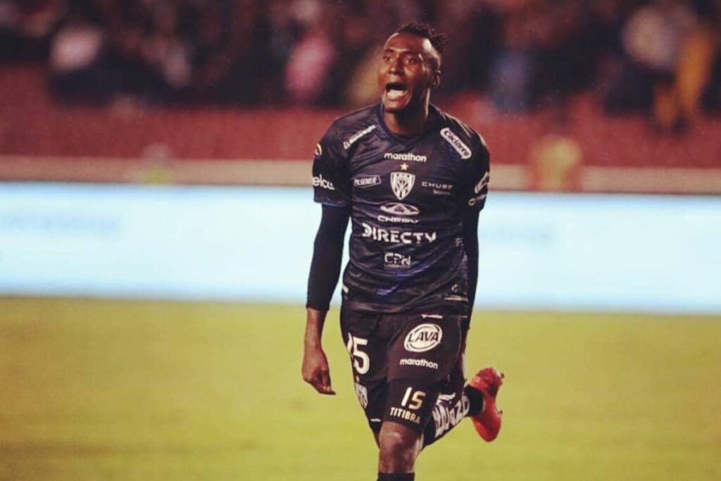 Beder Caicedo celebra uno de los goles marcados con Independiente del Valle en el 2020.