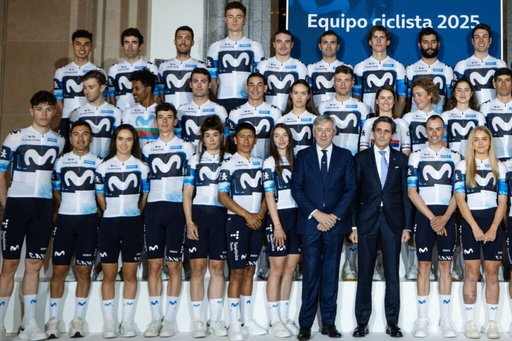 El ecuatoriano Jefferson Cepeda (abajo, segundo a la izquierda) fue presentado con la plantilla 2025 del Movistar Team.