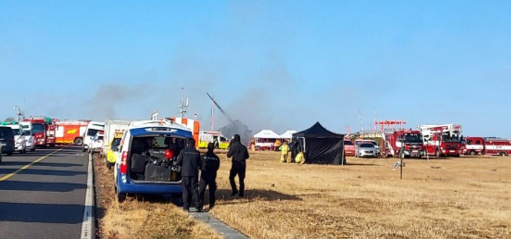 Ambulancias arriban para ayudar en el sitio, en donde se estrelló el avión, en el aeropuerto coreano de Muan. Foto: EFE