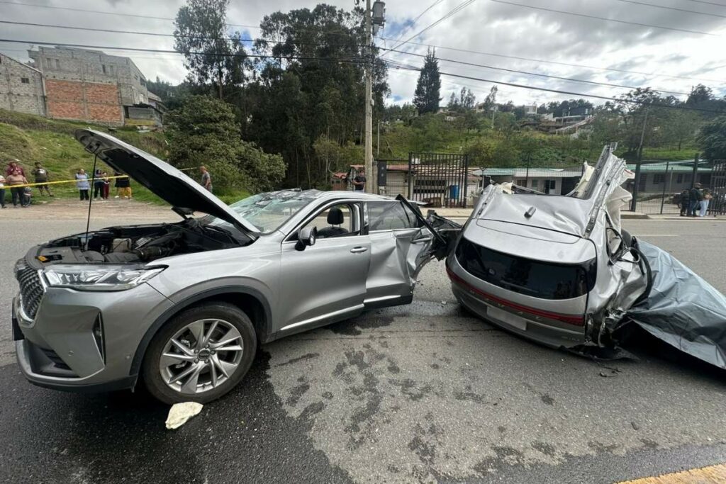 El vehículo se partió por la mitad, debido a la fuerza de la colisión