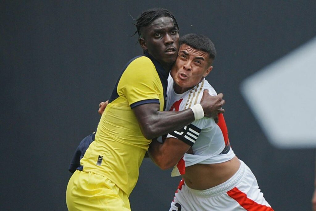 Allen Obando, delantero de la Selección de Ecuador sub-20 enfrentando a Perú.