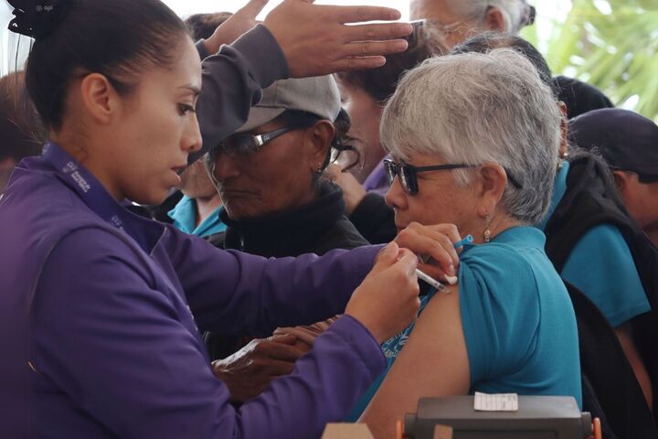 El 23 de mayo del 2024 comenzó la vacunación contra covid para las personas de riesgo, en el centro de salud de San Antonio de Pichincha. Foto: Rolando Enríquez/API
