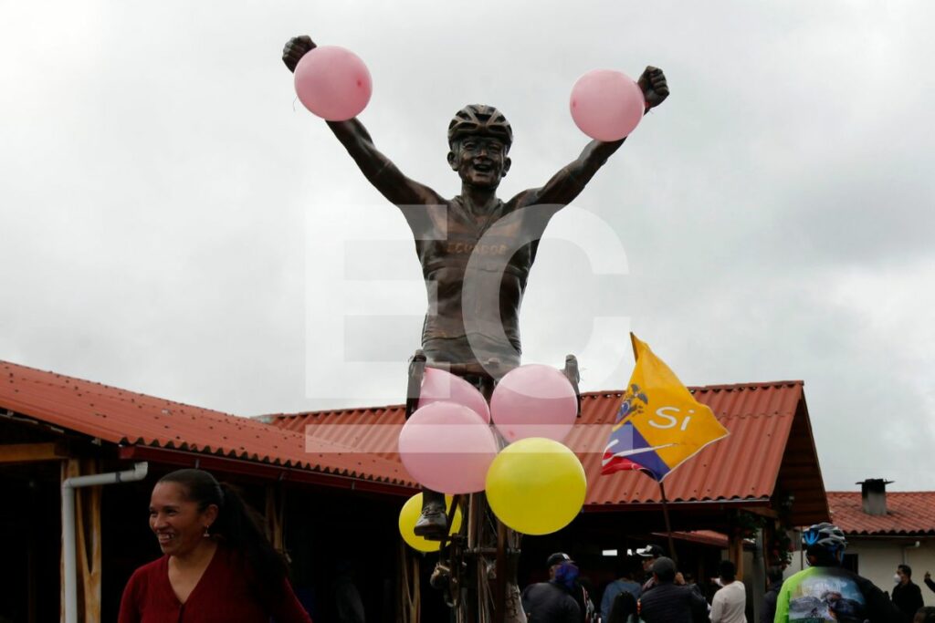 Estatua de Rchard Carapaz en Playa Alta, Tulcán.