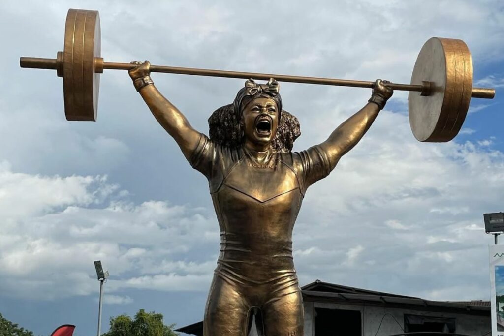 Estatua de Neisi Dajomes en el cantón Mera, provincia de Pastaza.