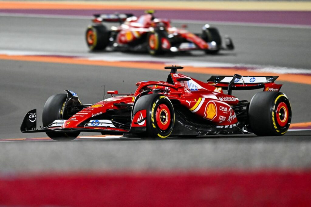 El piloto de la Scuderia Ferrari Charles Leclerc de Mónaco compite durante el Gran Premio de Qatar de Fórmula 1 en el circuito del Circuito Internacional de Lusail en Lusail, Qatar.