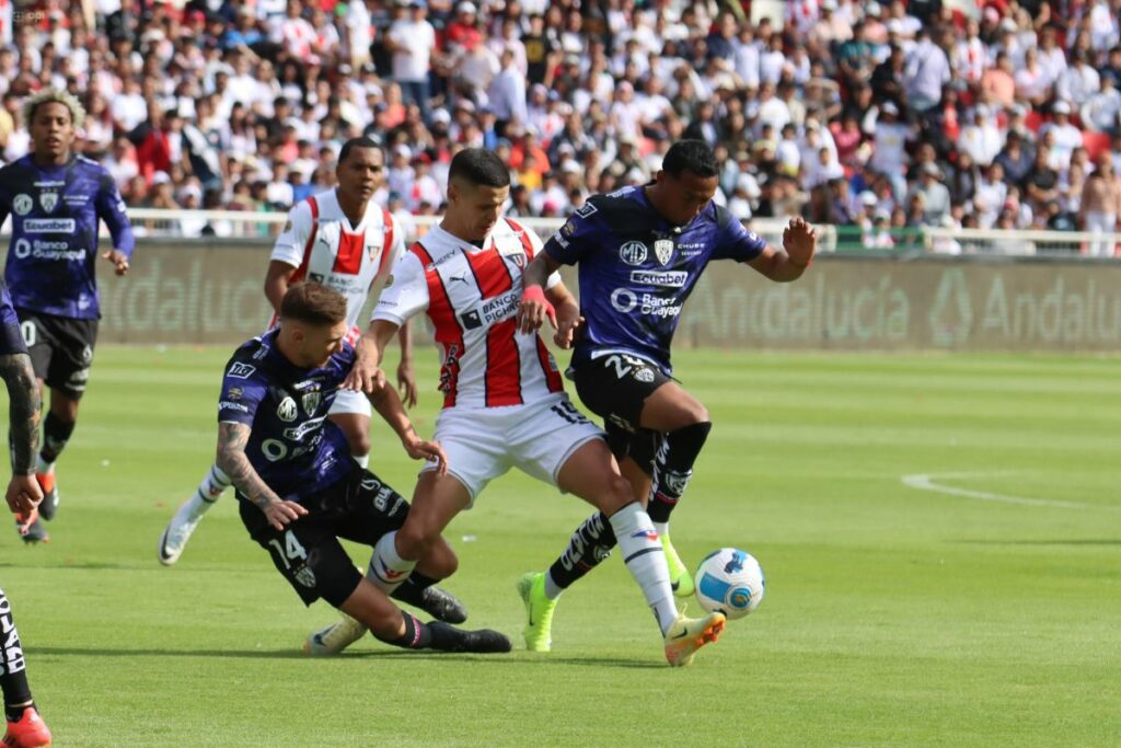 Álex Arce (c) en un partido de Liga de Quito ante Independiente del Valle.