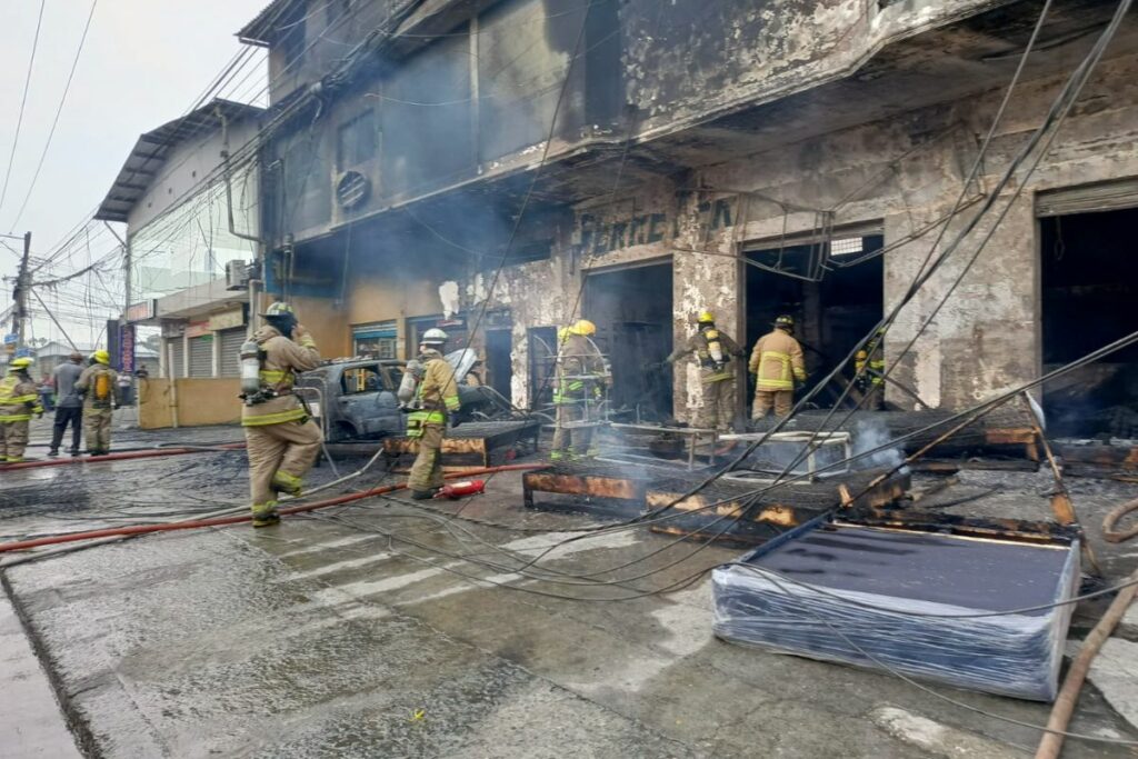 Imagen del incendio estructural en la vía a Daule.