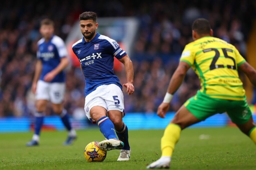 Sam Morsy, capitán del Ipswich Town de la Premier League.