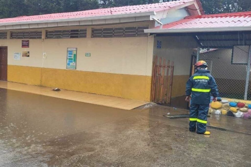 Dos unidades educativas se inundaron debido a las fuertes lluvias en Cuenca