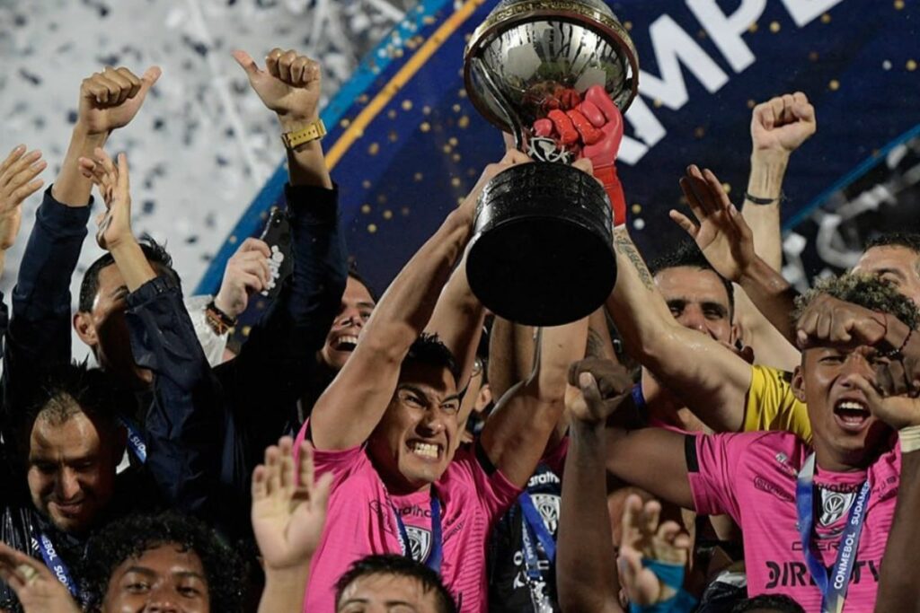 Jugadores de Independiente del Valle con el trofeo de la Copa Sudamericana 2019.