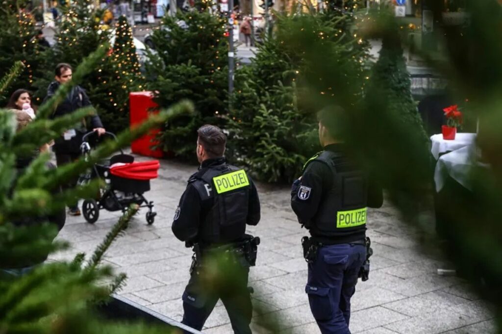 Policía camina en el mercado navideño de la plaza Breitscheidplatz en Berlín, Alemania.
