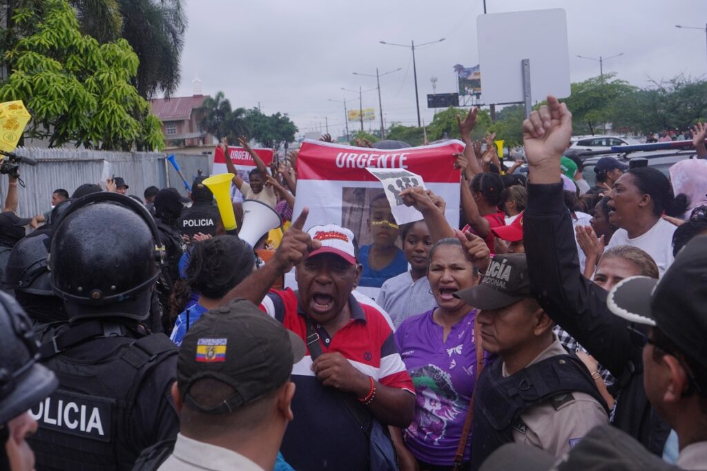 Las protestas fuera de la Fiscalía en Guayaquil se dieron desde la mañana por los niños desaparecidos.