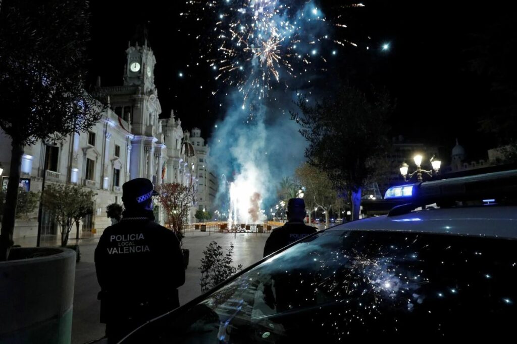Agentes de la Policía Local vigilan la plaza del Ayuntamiento de Valencia.
