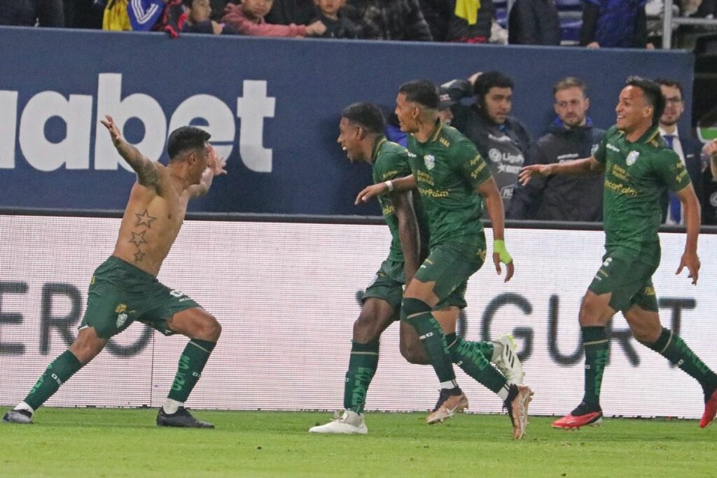 Richard Calderón (i) celebra con sus compañeros de Orense un gol marcado en la Liga Pro.