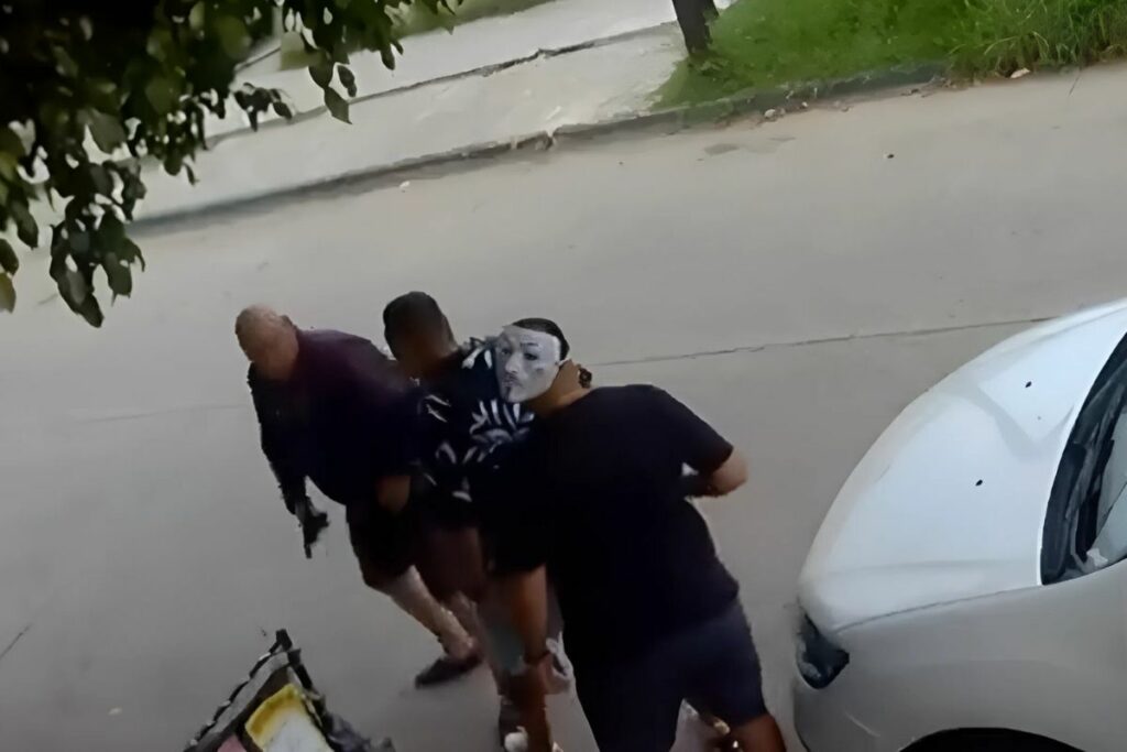 La discusión entre los vecinos, y el posterior asesinato, quedó registrado por las cámaras de seguridad del lugar